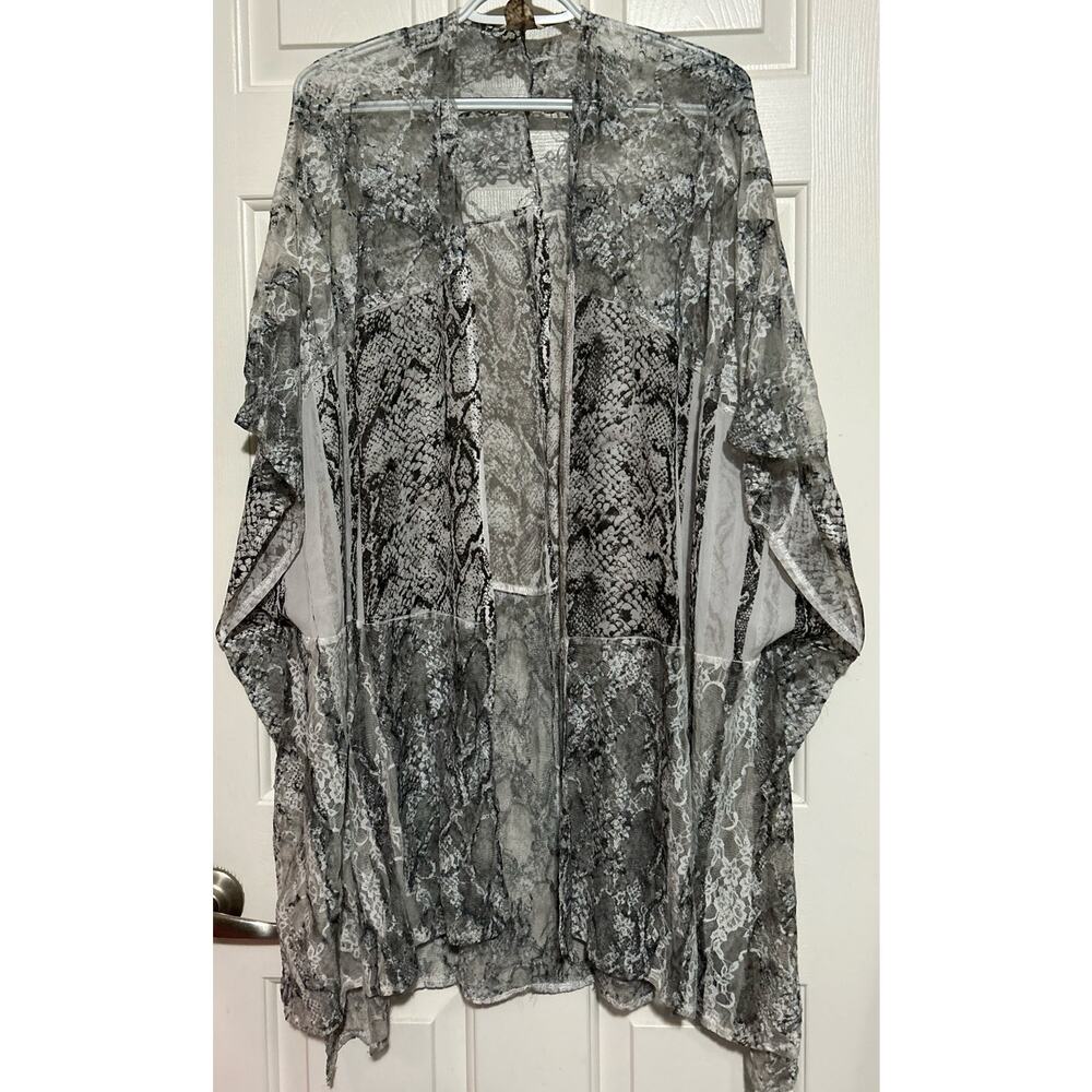 Brittany Black Women's Sheer Gray White Silver Lacey Shell Size 3X‎